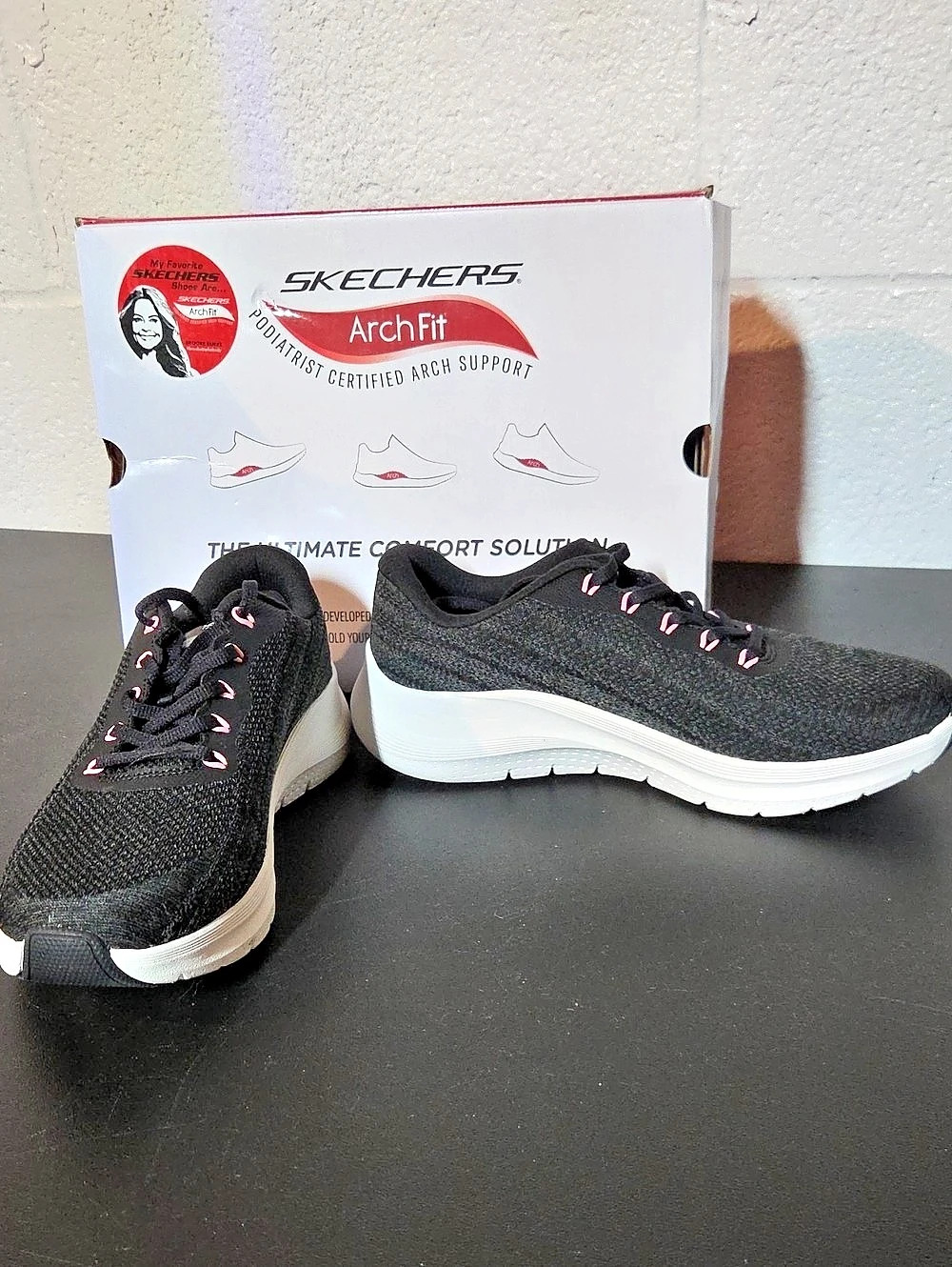 Skechers Arch Fit Women's Athletic Shoes Black & White US 8.5 Wide Like New